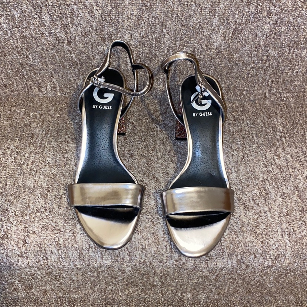 🔘NWT G by Guess Silver w/Glitter Block Heeled Sandals